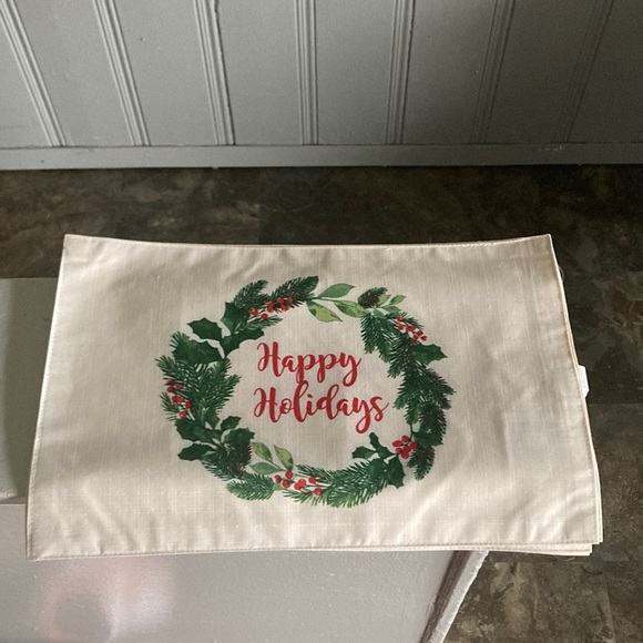 NWT Set of 4- Cream- Happy Holidays- Holly Wreath- Dining Table Placemats 12x18 - Picture 7 of 15